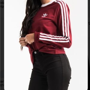 Adidas 3 stripe crew neck women’s tee in good condition.